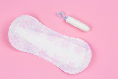 Adet sıhhi yumuşak yastık, hijyen koruma. Kadın kritik gün, jinekolojik âdet döngüsü.