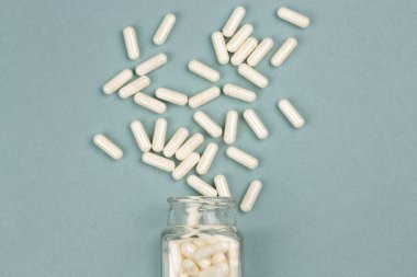 Beyaz hap mavi zemin üzerine yığını