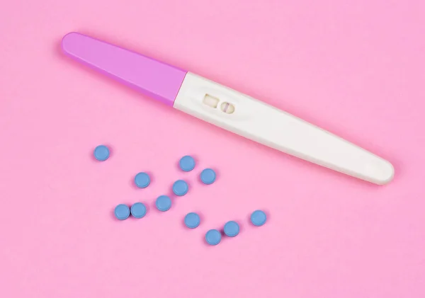 Resultado Positivo Teste Gravidez Com Pílulas Contraceptivas Sobre Fundo Rosa — Fotografia de Stock