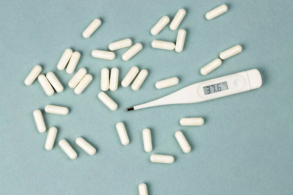 Hőmérő Tabletták Társult Betegség Kezelés Fehér Tabletták Csoportja Található Szemben — Stock Fotó