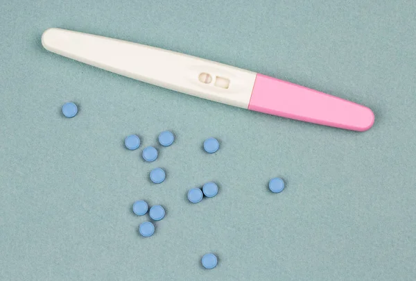 Положительный Результат Теста Беременность Противозачаточными Таблетками Синем Фоне — стоковое фото