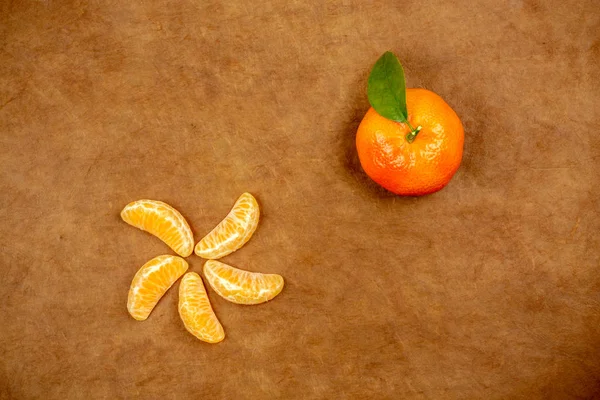 Segmenten Van Mandarijn Mandarijn Met Verlaat Geïsoleerd Vintage Achtergrond Plat — Stockfoto