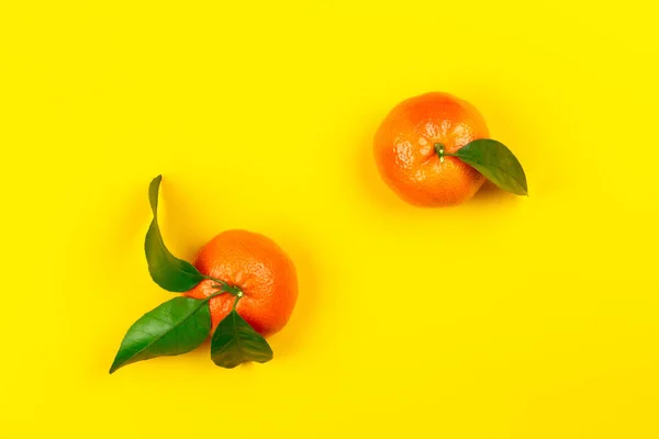 Plasterki Mandarin Lub Mandarynki Liści Białym Tle Żółtym Tle Widok — Zdjęcie stockowe