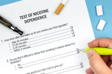 Test nikotin bağımlılığı sarı kalem ve, Sigara, ecigarette ve sakız kağıt üzerinde yapan erkek