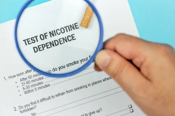 Man Enlarge Magnifying Glass Title Test Nicotine Dependence Cigarette Right — Stock Photo, Image