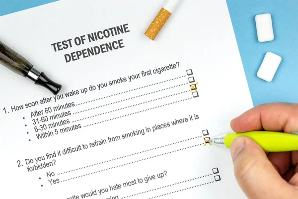 Man Doing Test Nicotine Dependence Yellow Pen Cigarette Ecigarette Chewing — Stock Photo, Image