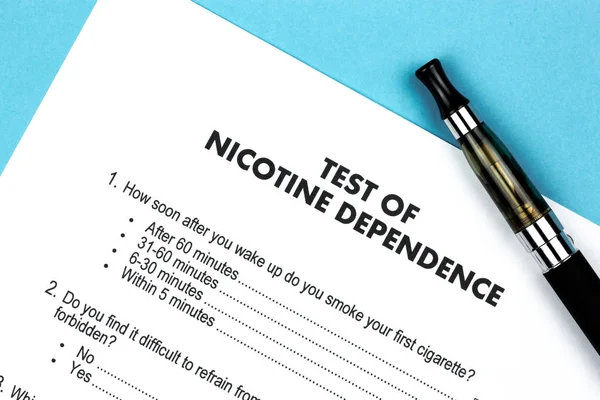Prueba Dependencia Nicotina Con Cigarrillo Electrónico Sobre Fondo Azul — Foto de Stock