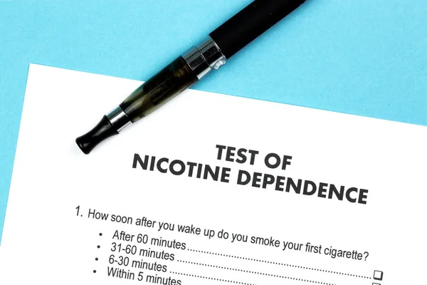 Test Dépendance Nicotine Avec Cigarette Électronique Sur Fond Bleu — Photo