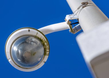 Closeup turist emniyeti için mavi gökyüzü deniz altında Cctv kamera