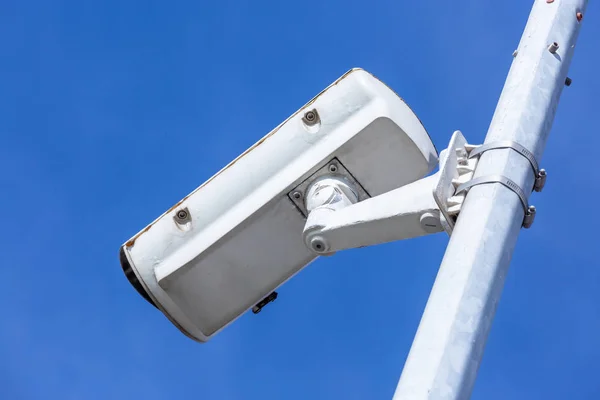 Primer Plano Cámara Cctv Bajo Fondo Azul Del Cielo —  Fotos de Stock