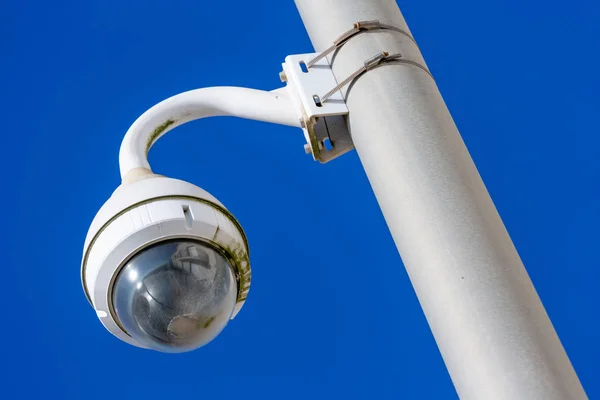 Primer Plano Cámara Cctv Bajo Cielo Azul Junto Mar Para —  Fotos de Stock