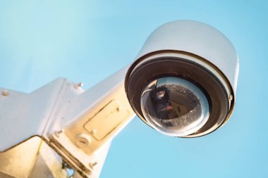 Açık mavi gökyüzü arka plan üzerinde modern Cctv kamera