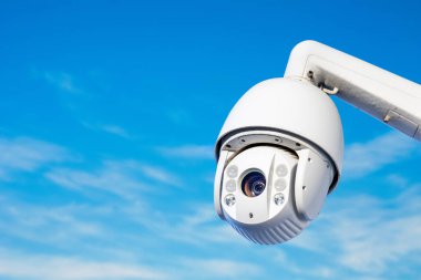 Açık mavi gökyüzü arka plan üzerinde modern Cctv kamera