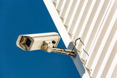Endüstriyel bir binanın duvarına modern Cctv kamera