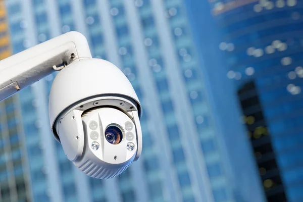 Kamera CCTV modern dengan bangunan bisnis di latar belakang — Stok Foto