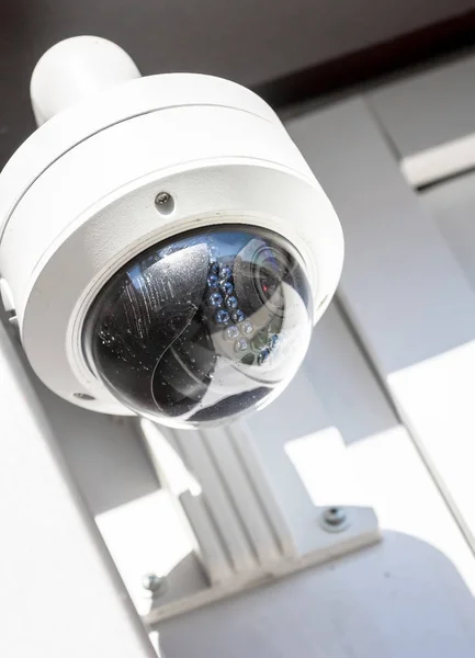 Veiligheid, Cctv camera in het kantoorgebouw — Stockfoto