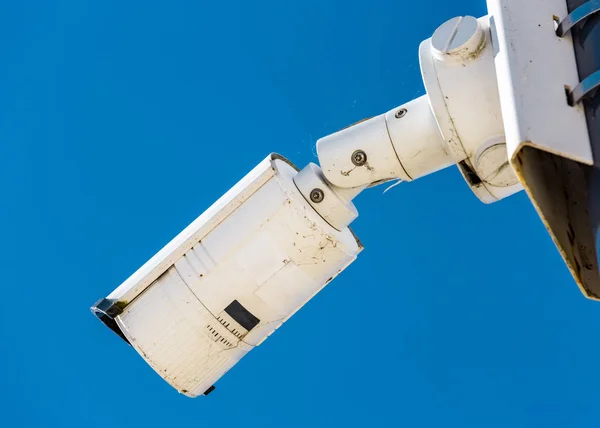 Caméra CCTV moderne sur le mur d'un bâtiment industriel — Photo