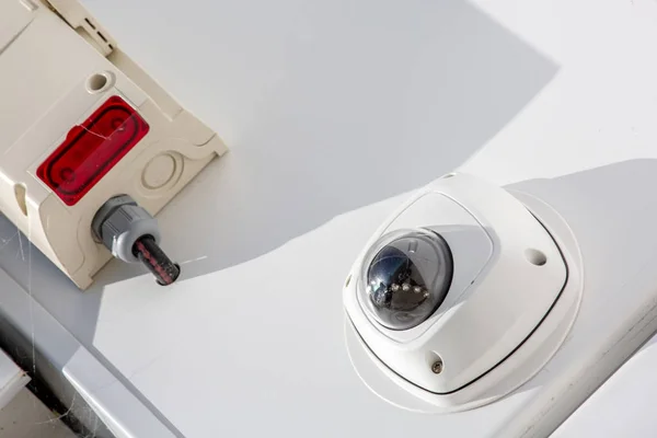 Câmera CCTV moderna na parede e caixa de alarme — Fotografia de Stock