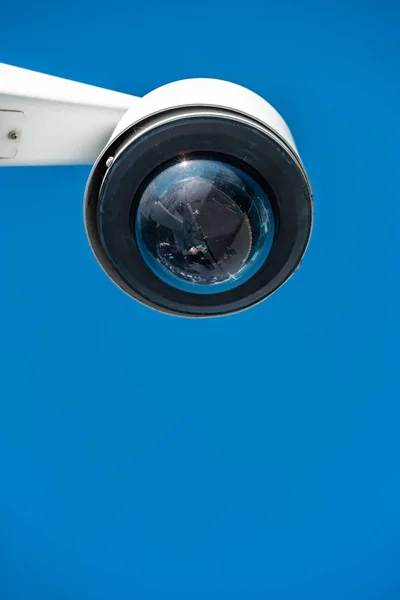 Cámara CCTV moderna sobre un fondo azul claro —  Fotos de Stock