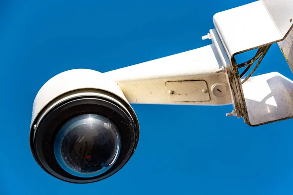 Moderne Cctv camera op een heldere blauwe hemelachtergrond — Stockfoto