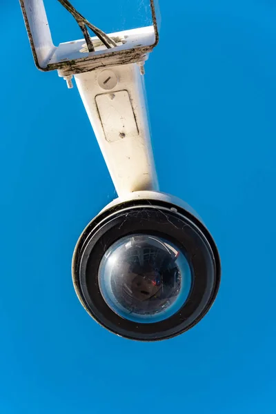 Moderne Cctv camera op een heldere blauwe hemelachtergrond — Stockfoto