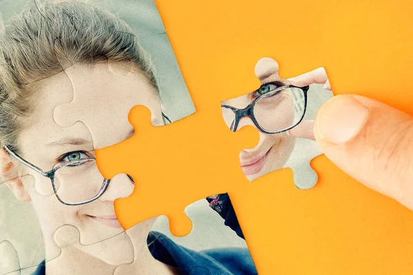 Gesicht einer schönen jungen Frau mit einer Puzzle-Collage - Konzept — Stockfoto