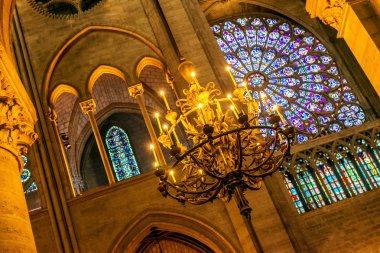 Müstehcen hasta ile Notre Dame Katedrali Iç görünümü