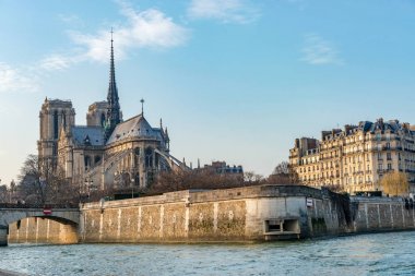 Notre Dame de Paris katedralinin panoramik manzarası