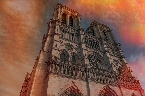 Catedral de Notre Dame de Paris, la catedral más hermosa de Francia en llamas . —  Fotos de Stock