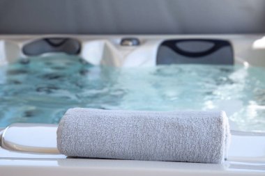 terapötik bir spa kenarına yerleştirilen banyo havlusu