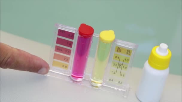 一套Ph氯和溴化物测试 测试程序的特写 阶段检查结果 — 图库视频影像
