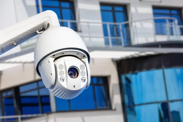 Moderna cámara CCTV en la pared de un edificio industrial — Foto de Stock