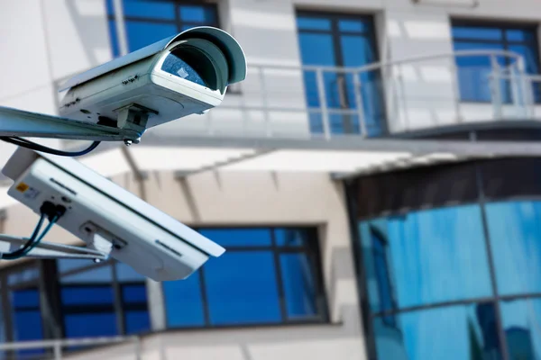 Moderna Cctv kamera på väggen i en industribyggnad — Stockfoto