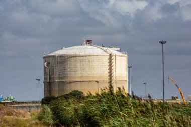 mavi gökyüzüne karşı bir petrol rafinerisi tesisi görünümü