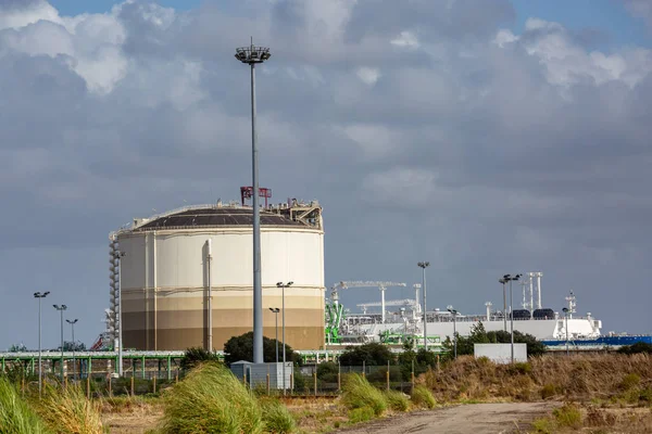 Вид нефтеперерабатывающего завода на голубом небе — стоковое фото