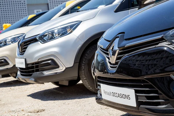 Alinhamento de carros Renault de vários tipos expostos no parque showroom de uma concessionária de automóveis . — Fotografia de Stock