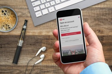 Ofiste adam Hsbc banka compagny hakkında bilgi görmek için akıllı telefon kullanın O hizmet kayıt sayfasına danışır