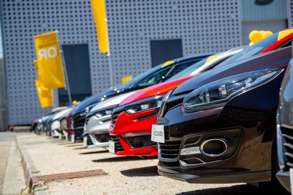 Alineación de coches Renault de varios tipos expuestos en el parque de exposición de un concesionario de automóviles . — Foto de Stock