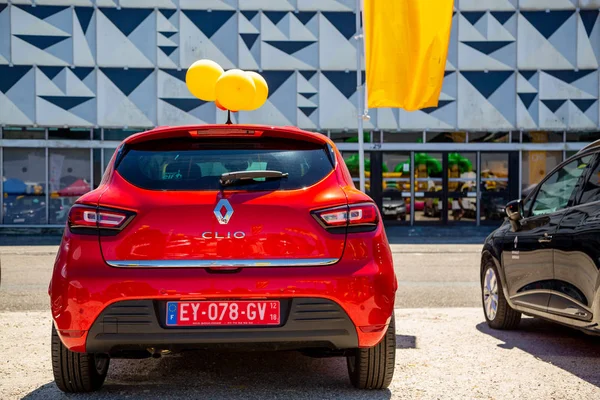 Red Renault clio expuesto en el aparcamiento de un concesionario de coches — Foto de Stock