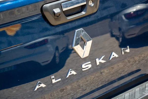 Fechar o logotipo azul do Renault Alaskan no carro traseiro estacionado na rua — Fotografia de Stock