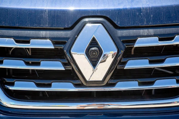 Primer plano del logotipo azul de Renault Talisman en el coche delantero con cámara integrada aparcada en la calle — Foto de Stock