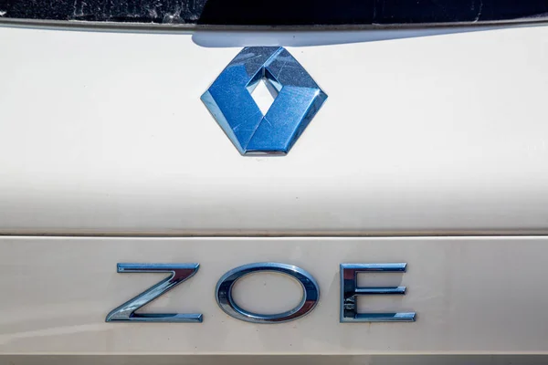 Logo del coche eléctrico Renault Zoe. Renault Zoe es un supermini coche eléctrico de cinco puertas producido por el fabricante francés Renault — Foto de Stock