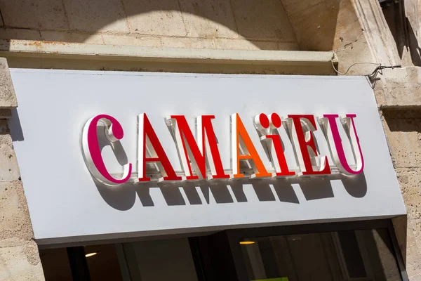 Camaieu logo på en vägg. Camaieu är ett franskt butiks klädföretag som tillverkar och säljer egna kollektioner av damkläder — Stockfoto