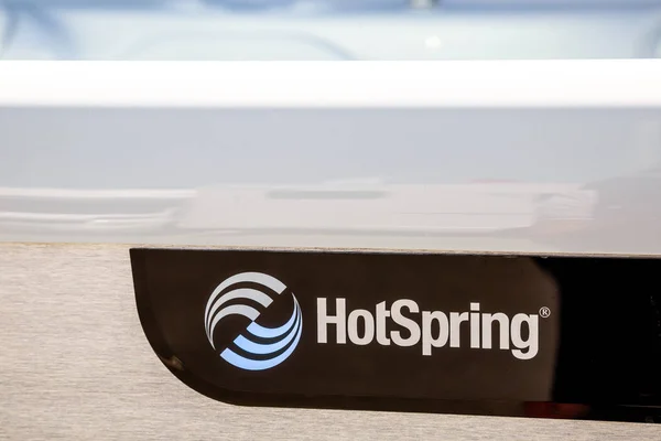 De cerca en el logotipo de Hotspring. Hotspring es una marca americana especializada en la fabricación de Spa de alta gama . —  Fotos de Stock