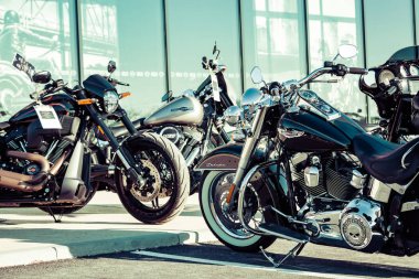 motosiklet satıcısıdükkanının önünde park satılık moderns harley Davidson yakın çekim