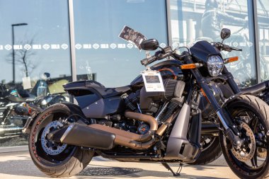 motosiklet satıcısının dükkanının önünde park satılık modern harley davidson