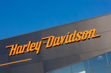 Harley-Davidson Yerel Tabela. Markanın bayiinde Harley Davidson logosunun yakın çekim