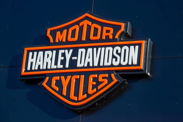 Harley-Davidson Sinalização local. Close-up do logotipo da Harley Davidson no revendedor da marca — Fotografia de Stock