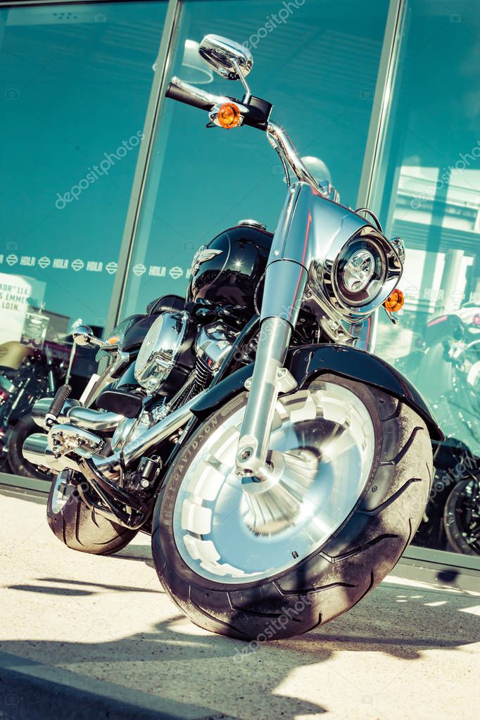 moderno harley davidson para la venta aparcado en frente de la tienda