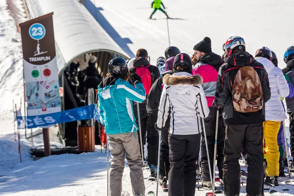 Anonimowi narciarze wspinający się po stoku — Zdjęcie stockowe